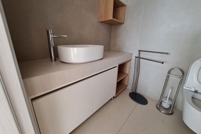 Modernna kopalniška omara z umivalnikom in dodatki.